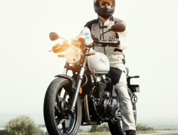 Tips Aman Naik Motor Saat Cuaca Panas Ekstrem